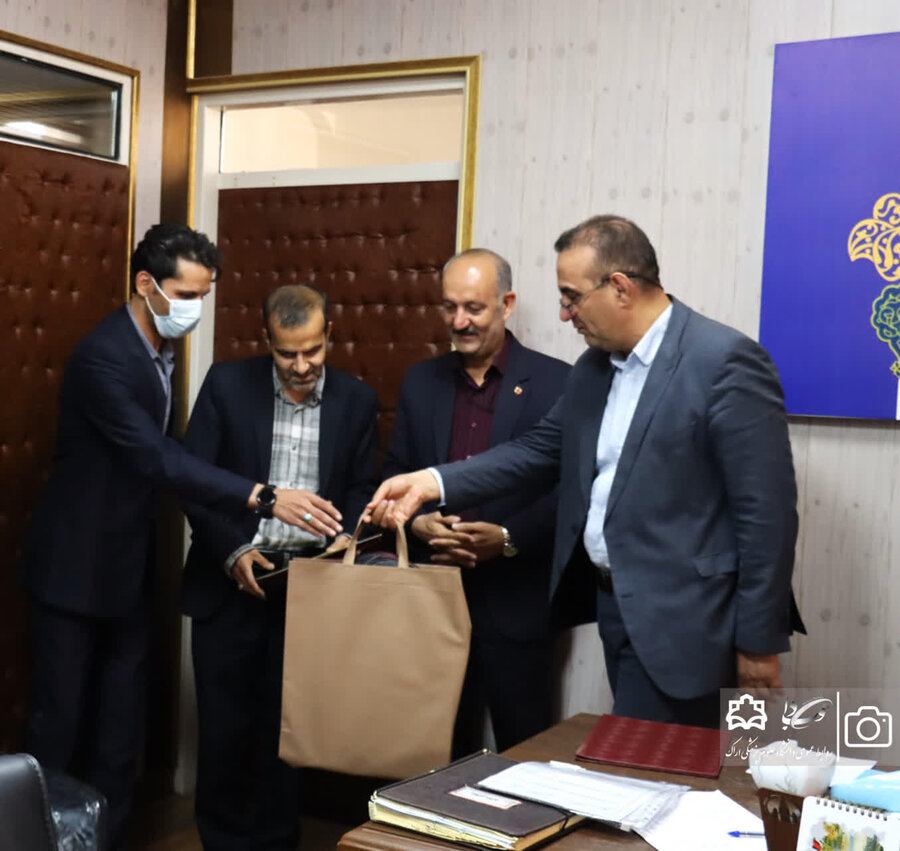 تجلیل از مددجو روشن‌دل شاغل در دانشگاه علوم پزشکی اراک به‌دلیل درخشش در مسابقات کشوری دو میدانی 