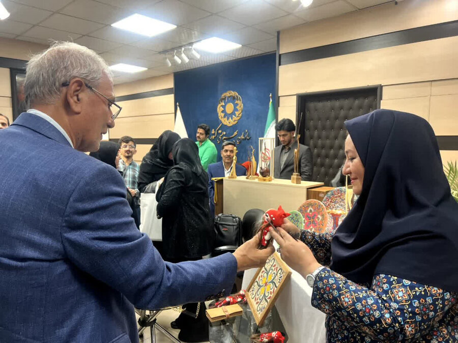 نمایش آثار هنری توانمندان قروه در مراسم روز جهانی نابینایان با حضور رئیس بهزیستی کشور
