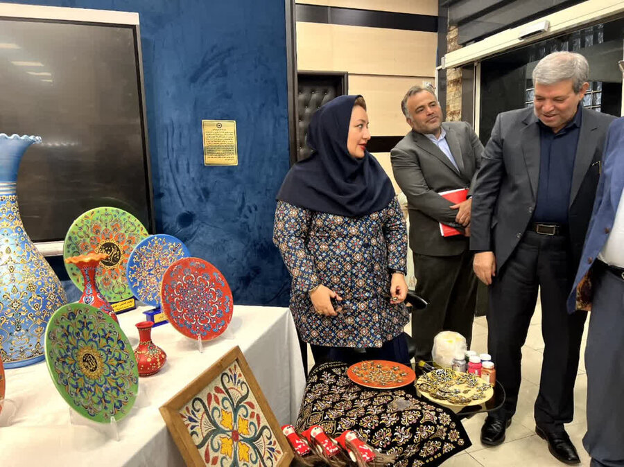 نمایش آثار هنری توانمندان قروه در مراسم روز جهانی نابینایان با حضور رئیس بهزیستی کشور
