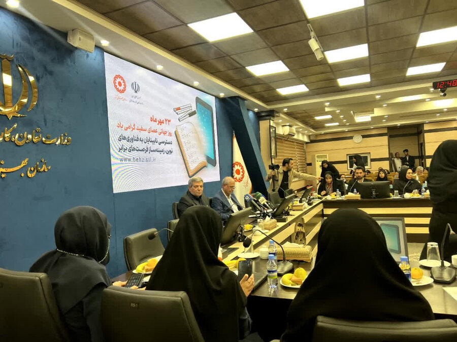 نمایش آثار هنری توانمندان قروه در مراسم روز جهانی نابینایان با حضور رئیس بهزیستی کشور
