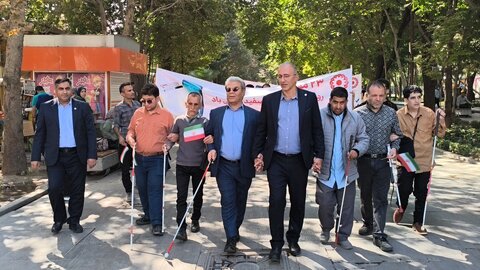 گزارش تصویری| همایش پیاده‌روی نمادین افراد دارای معلولیت بینایی در گذر چهارباغ اصفهان به مناسبت روز جهانی عصای سفید