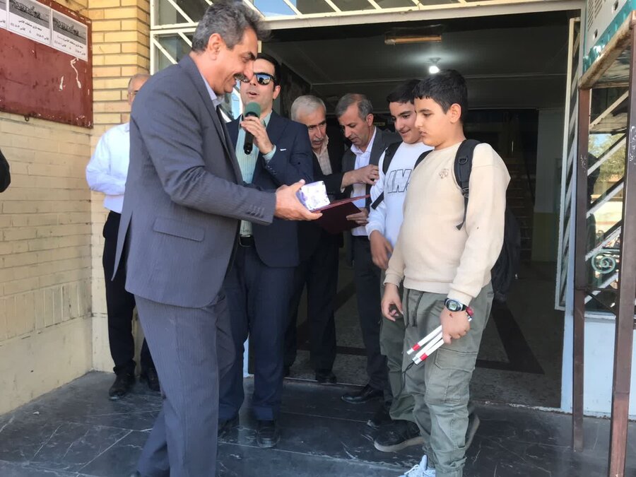 تقدیر از دانش‌آموزان نابینای موفق در مراسم روز عصای سفید در سقز