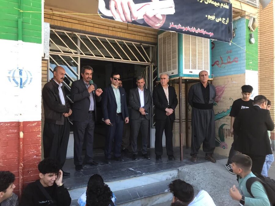 تقدیر از دانش‌آموزان نابینای موفق در مراسم روز عصای سفید در سقز