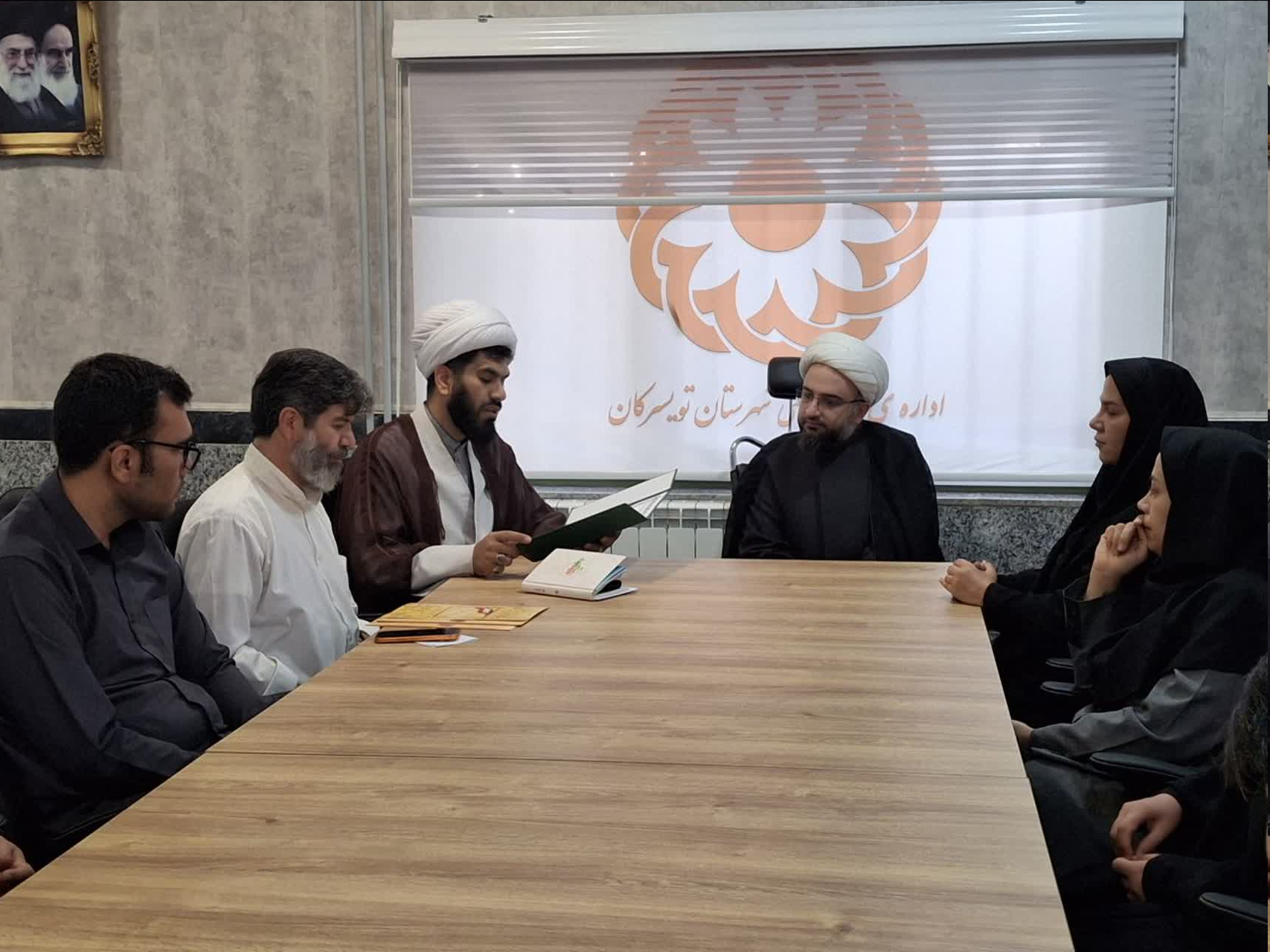 اهدای احکام رئیس، جانشین و دبیر شورای امر به معروف بهزیستی تویسرکان