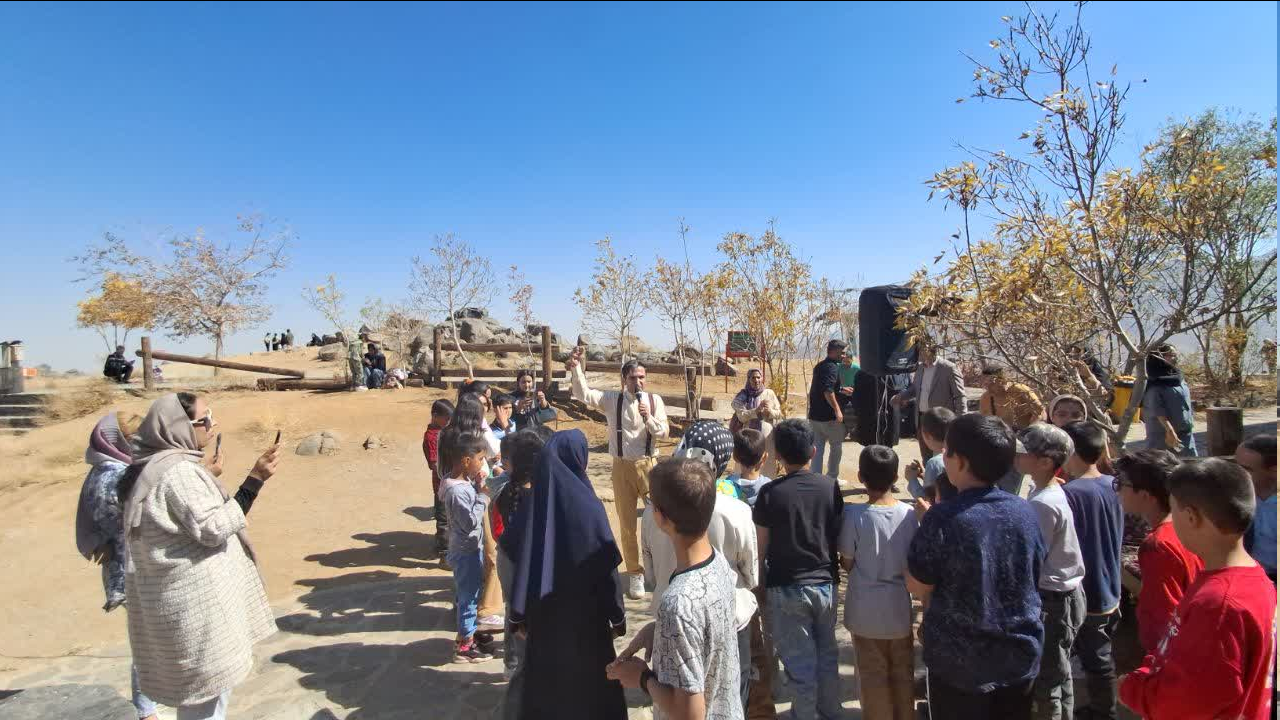 برگزاری برنامه تفریحی ویژه خانواده‌های تحت پوشش بهزیستی و کمیته امداد در مجموعه گنج‌نامه همدان