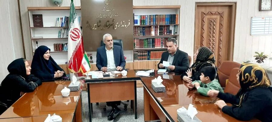 میز خدمت فرمانداری شاهین‌دژ با حضور رئیس بهزیستی و کمیته امداد در راستای رسیدگی به مسائل توانخواهان و مددجویان شهرستان