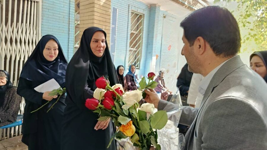 گزارش تصویری از دیدار معاون سیاسی، امنیتی و اجتماعی استانداری با سالمندان خیریه صدیق در هفته ملی سالمندان گزارش تصویری از دیدار معاون سیاسی، امنیتی و اجتماعی استانداری با سالمندان خیریه صدیق در هفته ملی سالمندان