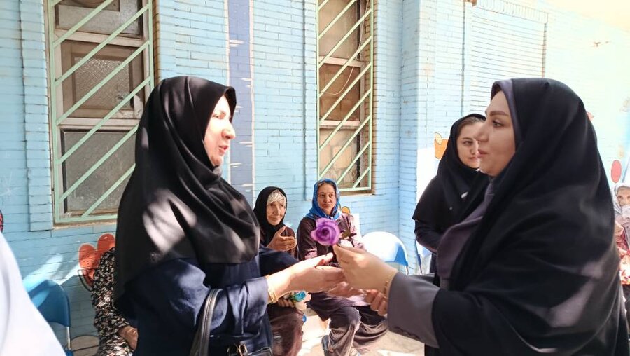 گزارش تصویری از دیدار معاون سیاسی، امنیتی و اجتماعی استانداری با سالمندان خیریه صدیق در هفته ملی سالمندان گزارش تصویری از دیدار معاون سیاسی، امنیتی و اجتماعی استانداری با سالمندان خیریه صدیق در هفته ملی سالمندان