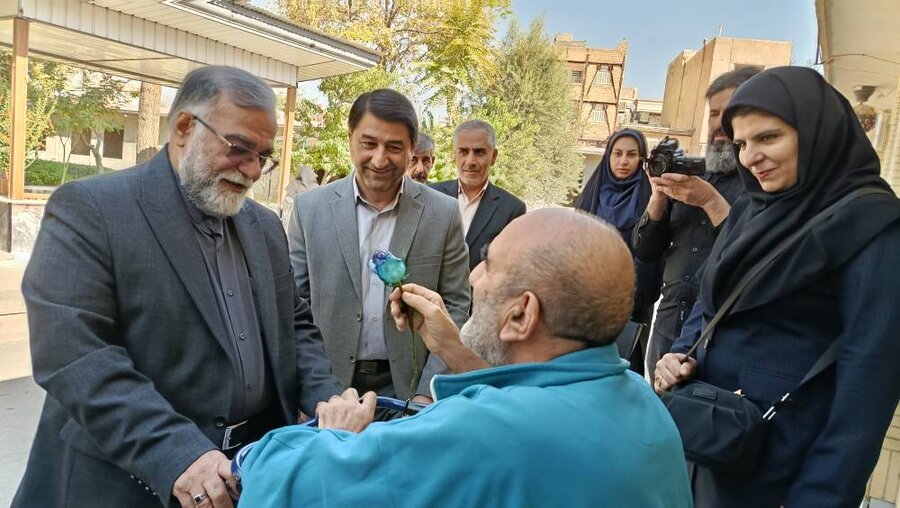 گزارش تصویری از دیدار معاون سیاسی، امنیتی و اجتماعی استانداری با سالمندان خیریه صدیق در هفته ملی سالمندان گزارش تصویری از دیدار معاون سیاسی، امنیتی و اجتماعی استانداری با سالمندان خیریه صدیق در هفته ملی سالمندان