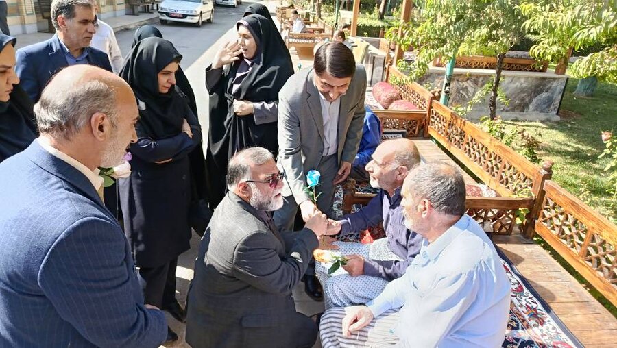 گزارش تصویری از دیدار معاون سیاسی، امنیتی و اجتماعی استانداری با سالمندان خیریه صدیق در هفته ملی سالمندان گزارش تصویری از دیدار معاون سیاسی، امنیتی و اجتماعی استانداری با سالمندان خیریه صدیق در هفته ملی سالمندان