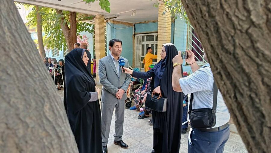 گزارش تصویری از دیدار معاون سیاسی، امنیتی و اجتماعی استانداری با سالمندان خیریه صدیق در هفته ملی سالمندان گزارش تصویری از دیدار معاون سیاسی، امنیتی و اجتماعی استانداری با سالمندان خیریه صدیق در هفته ملی سالمندان
