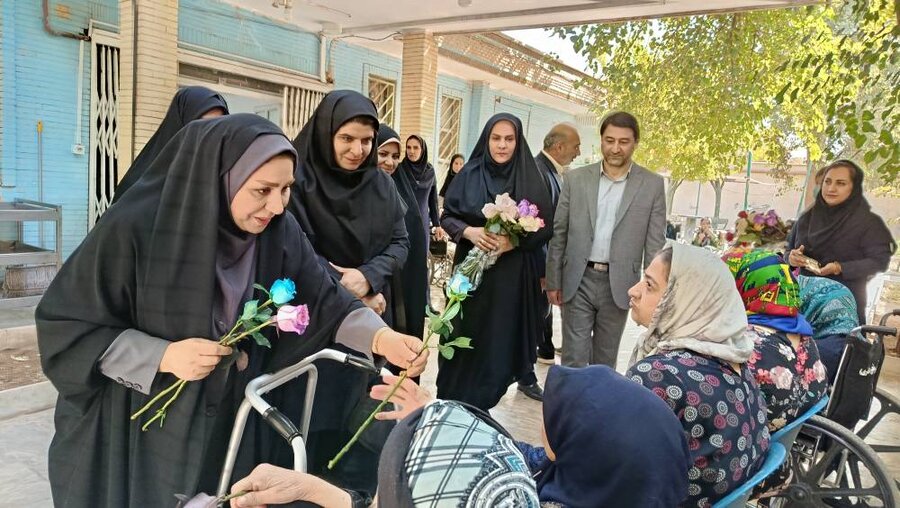 گزارش تصویری از دیدار معاون سیاسی، امنیتی و اجتماعی استانداری با سالمندان خیریه صدیق در هفته ملی سالمندان گزارش تصویری از دیدار معاون سیاسی، امنیتی و اجتماعی استانداری با سالمندان خیریه صدیق در هفته ملی سالمندان