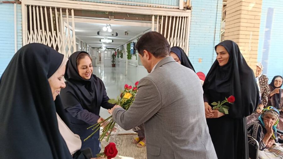 گزارش تصویری از دیدار معاون سیاسی، امنیتی و اجتماعی استانداری با سالمندان خیریه صدیق در هفته ملی سالمندان گزارش تصویری از دیدار معاون سیاسی، امنیتی و اجتماعی استانداری با سالمندان خیریه صدیق در هفته ملی سالمندان