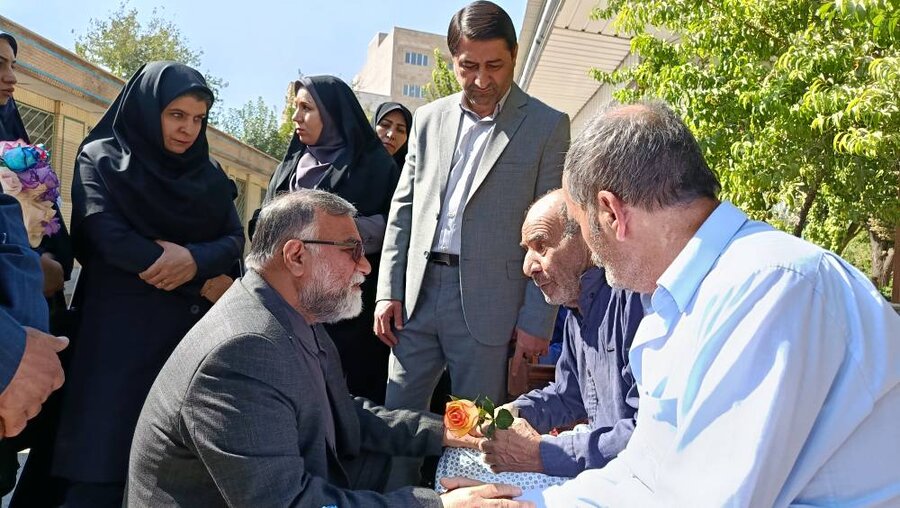 گزارش تصویری از دیدار معاون سیاسی، امنیتی و اجتماعی استانداری با سالمندان خیریه صدیق در هفته ملی سالمندان گزارش تصویری از دیدار معاون سیاسی، امنیتی و اجتماعی استانداری با سالمندان خیریه صدیق در هفته ملی سالمندان