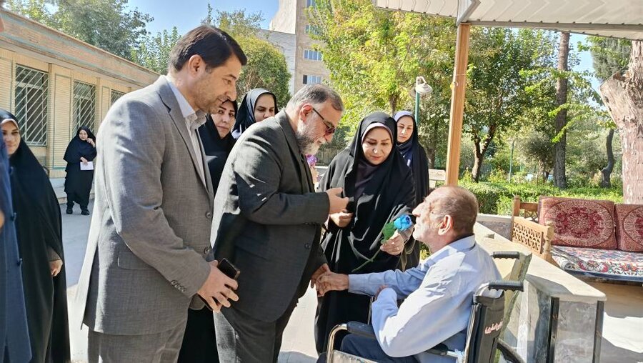 گزارش تصویری از دیدار معاون سیاسی، امنیتی و اجتماعی استانداری با سالمندان خیریه صدیق در هفته ملی سالمندان گزارش تصویری از دیدار معاون سیاسی، امنیتی و اجتماعی استانداری با سالمندان خیریه صدیق در هفته ملی سالمندان