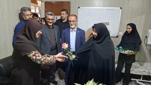 سلامت روان در صدر توجه بهزیستی مازندران؛ اهدای گل به پاس خدمات مرکز "مهرآفرین" بابل در هفته سلامت روان