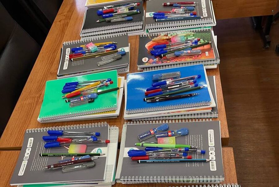 گلپایگان| توزیع نوشتافزار میان مددجویان بهزیستی