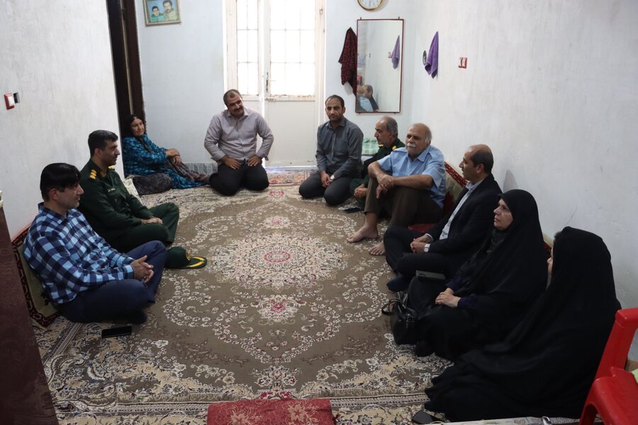 دشتی| بازدید فرماندار شهرستان دشتی از منزل توانخواه نابینا مناسبت روز جهانی نابینایان