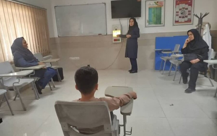 کاشان| رصد و بازدید میدانی ناظران استانی برای ارتقای کیفیت غربالگری بینایی و شنوایی