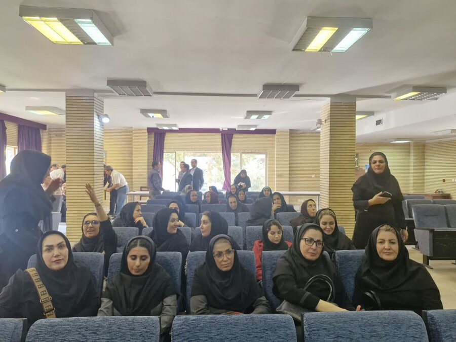 نشست صمیمانه مدیرکل بهزیستی البرز با کارکنان بهزیستی کرج نشست صمیمانه مدیرکل بهزیستی البرز با کارکنان بهزیستی کرج
