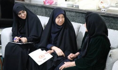 دیدار صمیمی دکتر کاظمزاده و مدیرکل بهزیستی آذربایجانغربی با خانوادههای معظم شهدا