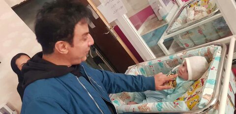 کلیپ| عموپورنگ در میان کودکان شیرخوارگاه علی اصغر(ع)مشهد