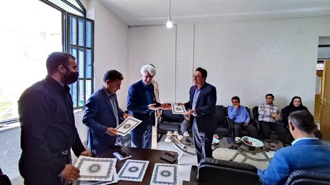 ارسنجان|مدیرکل بهزیستی فارس در نشست با رئیس و پرسنل بهزیستی ارسنجان: همکاری و همراهی، کلید توسعه خدمات است