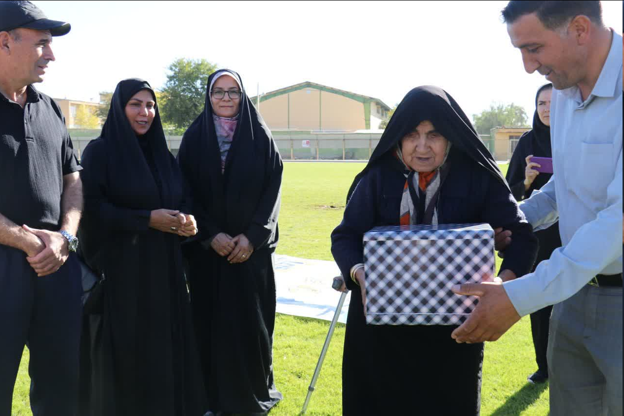 تقدیر از نابینای سالمند توسط بهزیستی شهرستان رزن