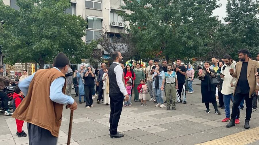 نمایش خیابانی حسنک بعنوان تنها نماینده بهزیستی گیلان در بخش فراگیر هجدهمین جشنواره بین المللی تئاتر خیابانی مریوان نمایش خیابانی حسنک بعنوان تنها نماینده بهزیستی گیلان در بخش فراگیر هجدهمین جشنواره بین المللی تئاتر خیابانی مریوان