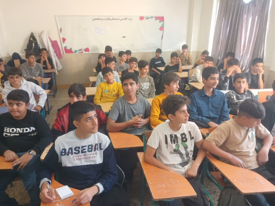 کارگاه آموزشی پیشگیری از آسیب‌های اجتماعی با محوریت فضای مجازی در قروه برگزار شد
