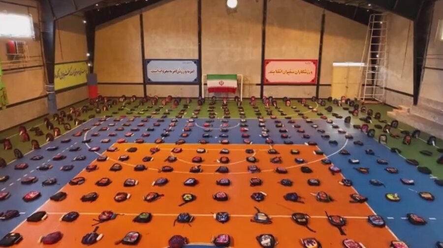 اهداء بسته‌های آموزشی به دانش‌آموزان تحت حمایت بهزیستی