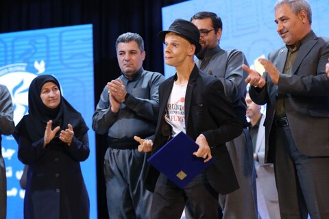 اختتامیه هجدهمین جشنواره بین‌المللی تئاتر خیابانی مریوان با حضور مسئولان بهزیستی کشور برگزار شد