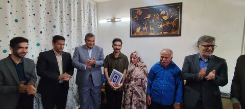 کمیجان ا دیدار معاون سیاسی وفرماندار شهرستان کمیجان با دانش‌آموزبرتر کنکور سراسری