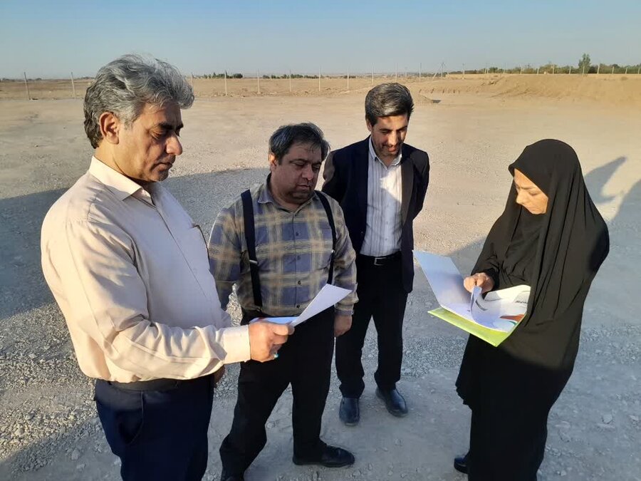 بازدید مدیر کل بهزیستی قم از نخستین نیروگاه خورشیدی تجمیعی در قم 