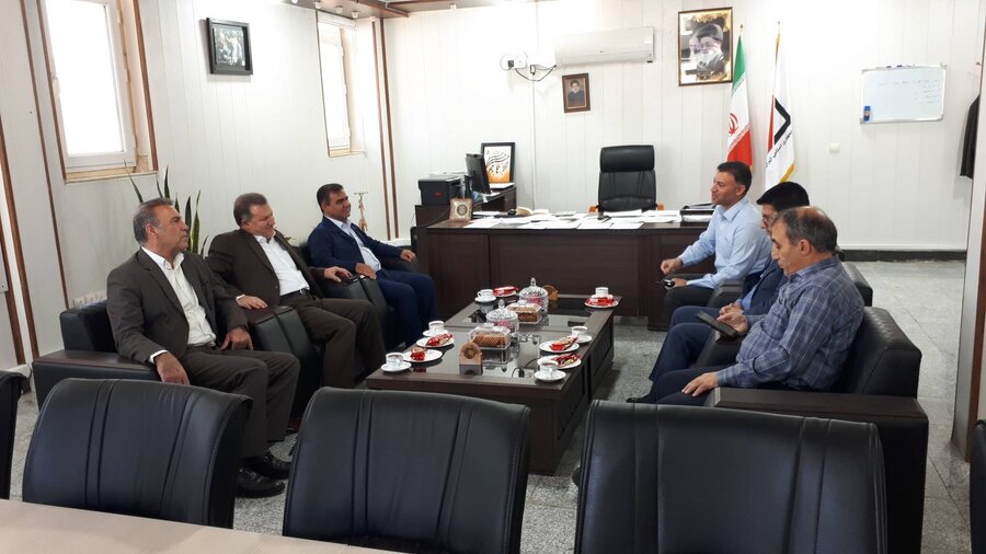 دیدار مدیر کل بهزیستی ایلام با مدیر گمرک مهران/تجار در حمایت مددجویان بهزیستی مشارکت می کنند
