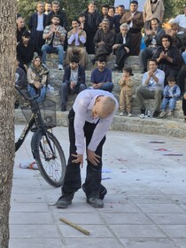 استقبال بی‌نظیر از نمایش «پاپیون قرمز» محمد زارع زاده در جشنواره تئاتر خیابانی مریوان