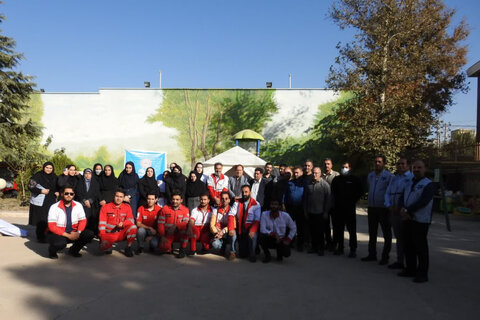 مانور خروج اضطراری در شیرخوارگاه امام علی (ع) به مناسبت هفته پدافند غیرعامل برگزار شد