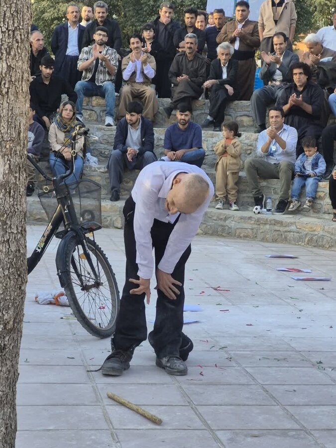 استقبال بی‌نظیر از نمایش «پاپیون قرمز» محمد زارع زاده در جشنواره تئاتر خیابانی مریوان