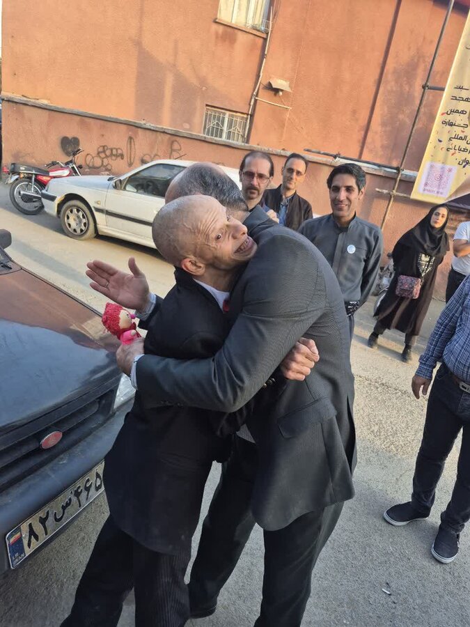 استقبال بی‌نظیر از نمایش «پاپیون قرمز» محمد زارع زاده در جشنواره تئاتر خیابانی مریوان