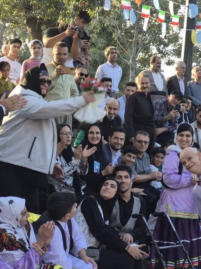 استقبال بی‌نظیر از نمایش «پاپیون قرمز» محمد زارع زاده در جشنواره تئاتر خیابانی مریوان