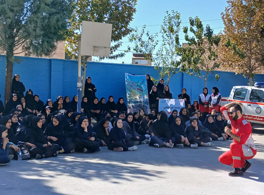 چهارباغ | کارگاه آموزشی مدیریت بحران و کنترل استرس در مدرسه حاج همت چهارباغ برگزار شد