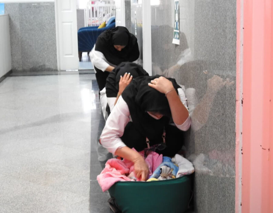 مانور خروج اضطراری در شیرخوارگاه امام علی (ع) به مناسبت هفته پدافند غیرعامل برگزار شد