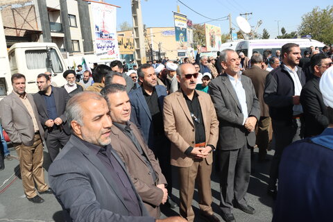 حضور گسترده مدیر کل و کارکنان در راهپیمایی باشکوه ۱۳ آبان