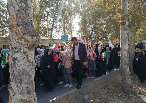 نظرآباد | حضور فعال نيروهاى اورژانس اجتماعىبهزيستى نظرآباد در راهپیمایی يوم اللّٰه سيزدهم آبان