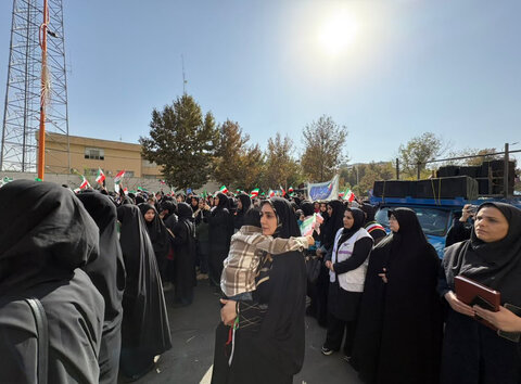 به مناسبت گرامیداشت روز مبارزه با استکبار جهانی و روز دانش‌آموز / حضور خانواده بهزیستی در راهپیمایی ۱۳ آبان