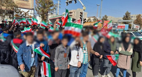 به مناسبت گرامیداشت روز مبارزه با استکبار جهانی و روز دانش‌آموز / حضور خانواده بهزیستی در راهپیمایی ۱۳ آبان