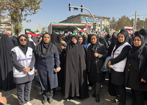 به مناسبت گرامیداشت روز مبارزه با استکبار جهانی و روز دانش‌آموز / حضور خانواده بهزیستی در راهپیمایی ۱۳ آبان