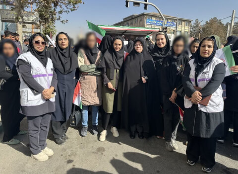 به مناسبت گرامیداشت روز مبارزه با استکبار جهانی و روز دانش‌آموز / حضور خانواده بهزیستی در راهپیمایی ۱۳ آبان