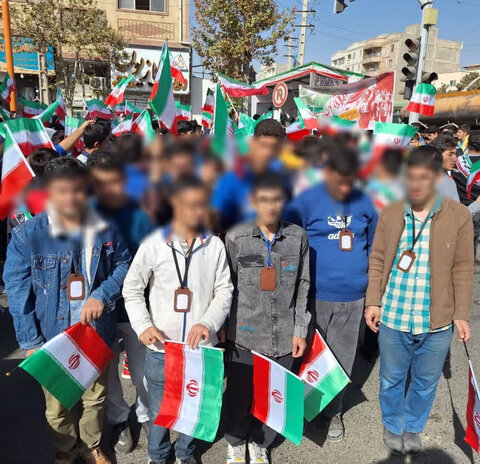 به مناسبت گرامیداشت روز مبارزه با استکبار جهانی و روز دانش‌آموز / حضور خانواده بهزیستی در راهپیمایی ۱۳ آبان