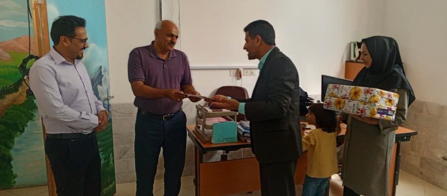 تجلیل از کارشناس کاردرمانگر مرکز جامع تلاش زارچ